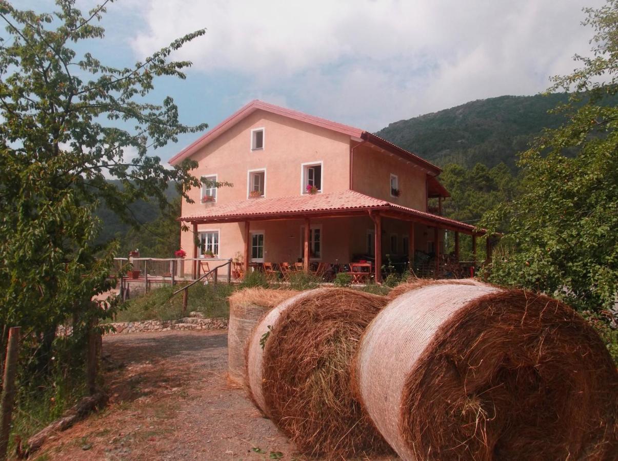 Agriturismo Di Charme E Ristorante Stallato Il Filo Di Paglia Carro Ngoại thất bức ảnh